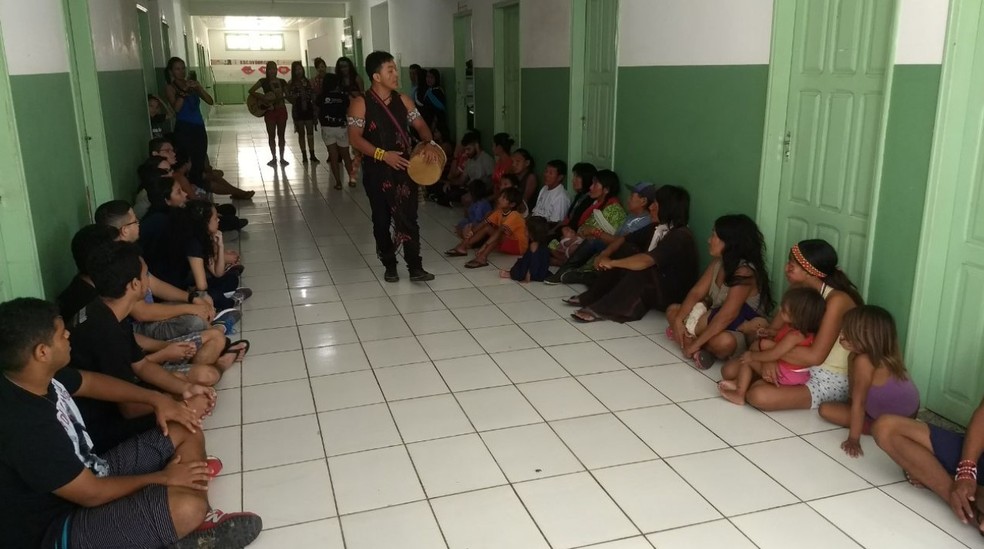 Jósimo durante apresentação cultural na Casa de Saúde Indígena de Mâncio Lima — Foto: Arquivo pessoal