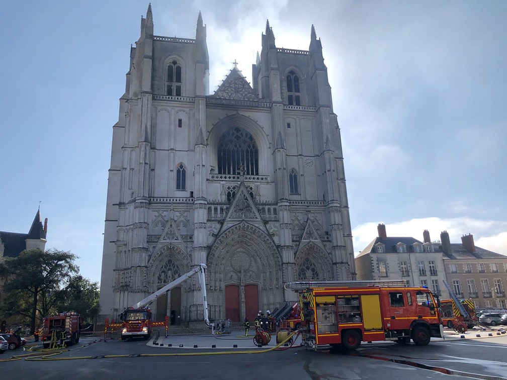 Bombeiros conseguiram controlar o incêndio na Catedral de São Pedro e São Paulo, em Nantes, na França em 18 de julho — Foto: Laetitia Notarianni/AP