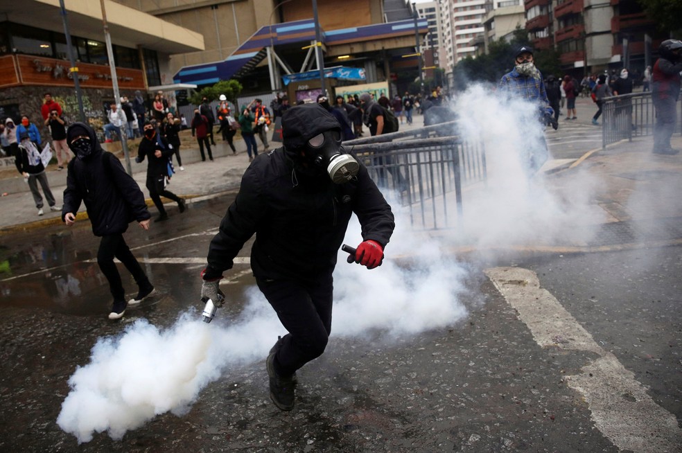 Confronto entre policiais e manifestantes no Chile, em 2 de março de 2020 — Foto: Juan Gonzalez/Reuters