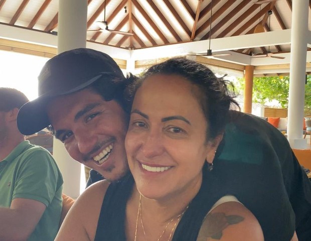 Gabriel Medina e a mãe Simone Medina, antes de bigarem (Foto: Reprodução/Instagram)