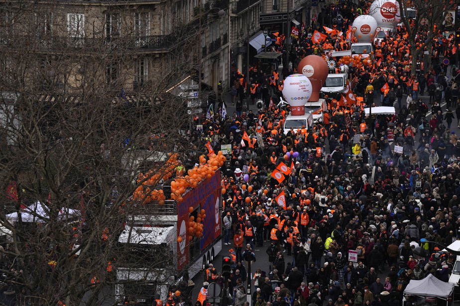 Manifestantes lotam ruas de Paris em prostesto contra aumento da idade de aposentadoria