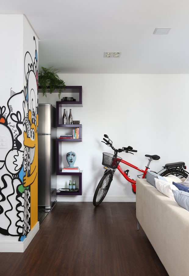 Décor do dia: Sala de estar com grafite colorido (Foto: MARIANA ORSI)