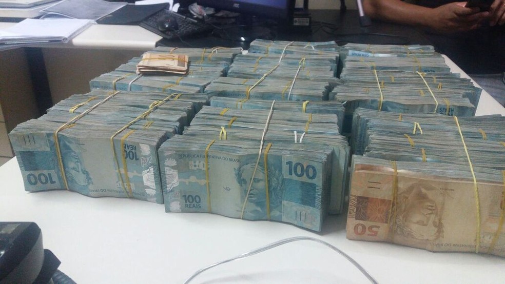 PRF apreende quase R$ 850 mil no porta-malas de carro na Via Dutra, em Itatiaia (Foto: Divulgação/PRF)