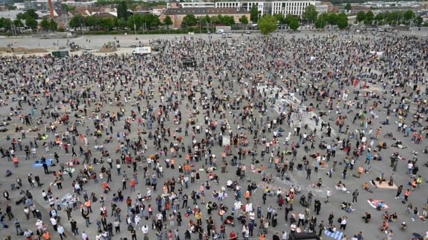 BBC - Milhares protestaram na Alemanha a favor da flexibilização das medidas de isolamento social (Foto: Getty Images via BBC)