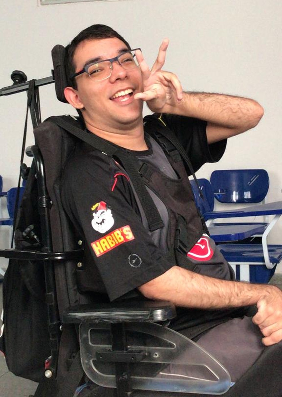 A universidade em que Thercio estuda tem rampas de acesso que facilitam a mobilidade dele — Foto: Tânia Maria/Arquivo pessoal