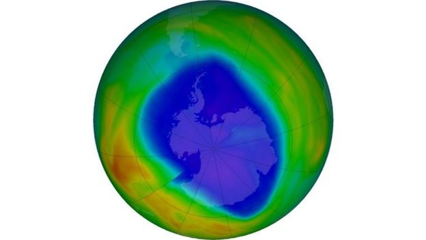 Camada de ozônio sobre o Polo Sul no dia 12 de setembro: em roxo e azul estão as áreas que têm menos ozônio, enquanto em amarelo e vermelho, as que têm mais (Foto: Divulgação/Nasa)