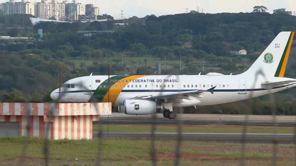 Avião presidencial decola em Brasília com destino à China — Foto: TV Globo/Reprodução