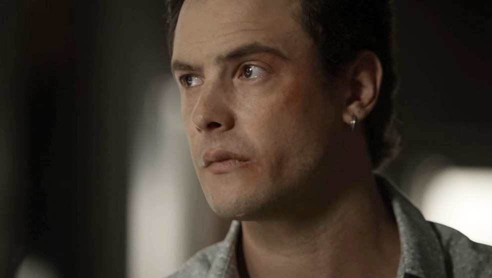 Gael dá notícia para Clara (Foto: TV Globo)