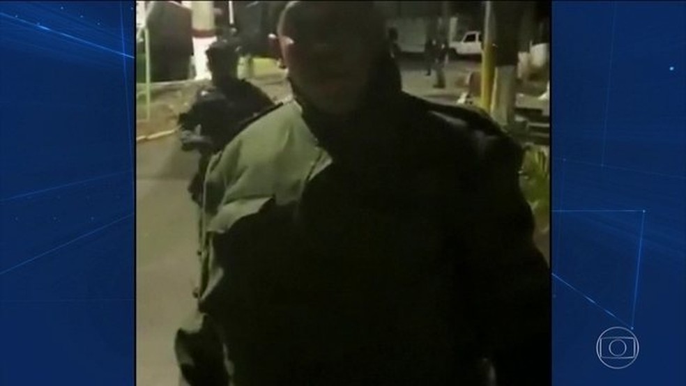 Em vídeo, homem que se identificou como sargento da Guarda Nacional da Venezuela pede, ao lado de outros militares, que Nicolás Maduro não seja reconhecido como presidente — Foto: Reprodução/TV Globo