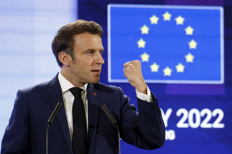 O presidente da França, Emmanuel Macron, propôs facilitar entrada de países do leste europeu na UE e votações mais simples no bloco, em 9 de maio de 2022 — Foto: Associated Press