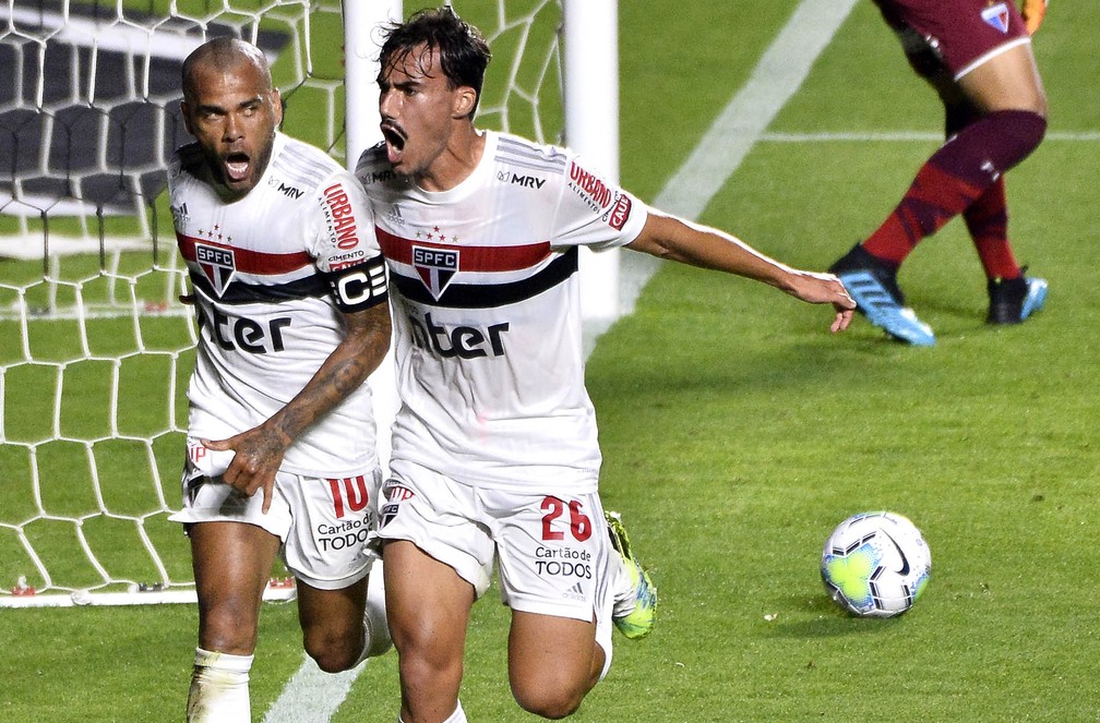 Daniel Alves comemora o gol do São Paulo ao lado de Igor Gomes — Foto: Marcos Ribolli