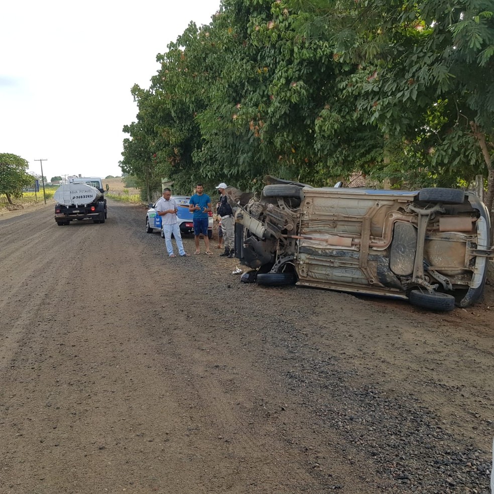 Carro saiu de pista e capotou na estrada em Arapiraca, AL — Foto: Ascom/BPRv