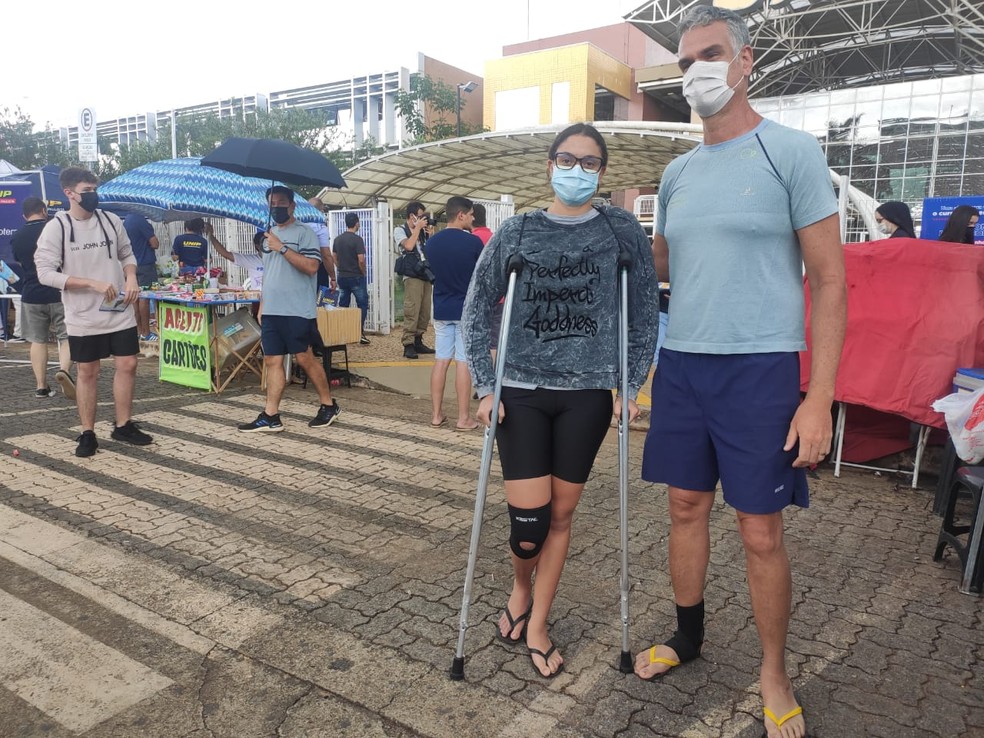 Talia Borges, candidata ao Enem, foi de muletas fazer a prova na Asa Sul, em Brasília — Foto: Marília Marques/g1