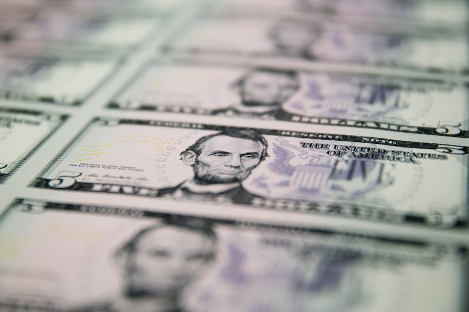 Dólar chega ao fim do mês na liderança dos investimentos