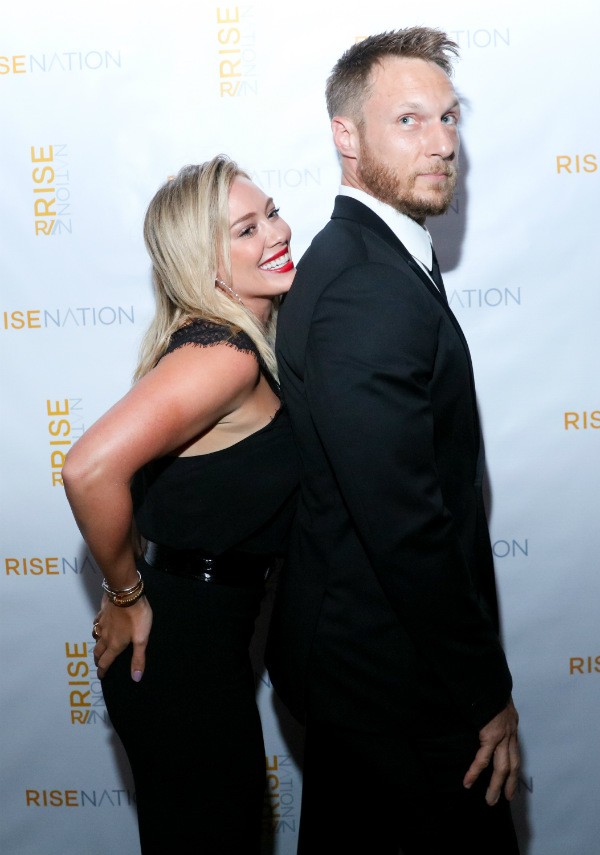 A cantora Hillary Duff e seu namorado, o personal trainer Jason Walsh (Foto: Getty Images)