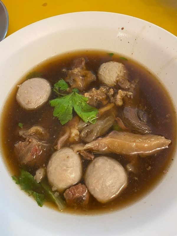 Além do caldo, a sopa também leva carnes e ervas (Foto: Instagram/Danny Teo)