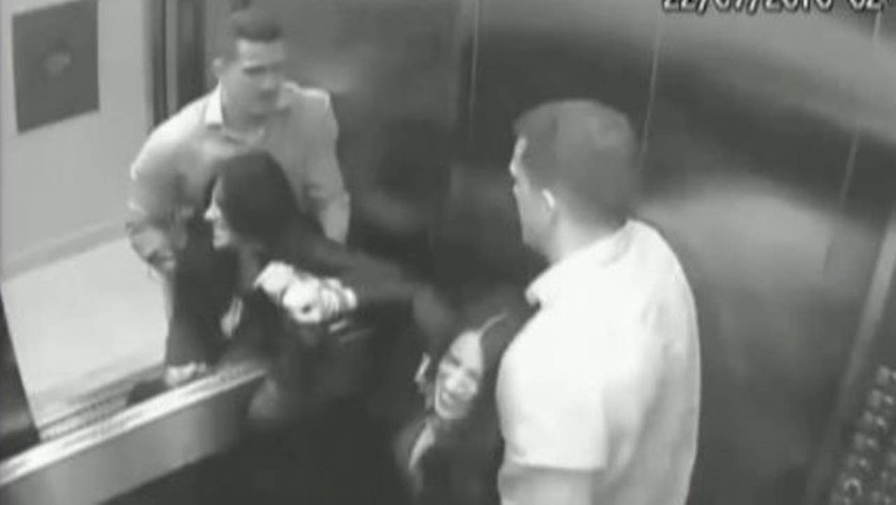Imagem da câmera de segurança do elevador do prédio onde o casal morava mostra Tatiane, no chão, e Luis Felipe (Foto: Reprodução)