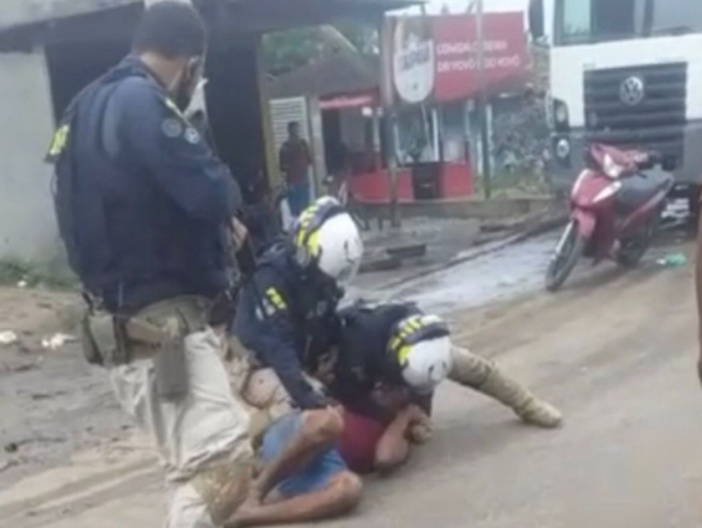 Homem é imobilizado durante abordagem policial em Umbaúba — Foto: Aplicativo/ TV Sergipe / Genivaldo de Jesús Santos