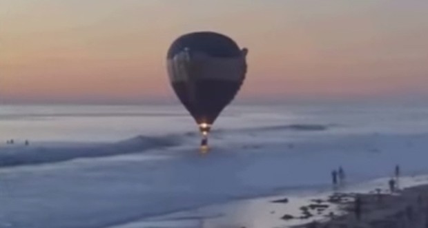 Vídeo flagra momento em que balão cai no mar (Foto: Reprodução Youtube)