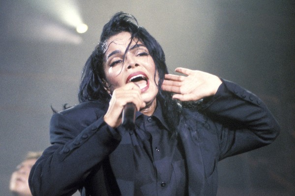 A cantora Janet Jackson com seu casaco que será leiloado em show de sua turnê mundial de 1990 (Foto: Getty Images)