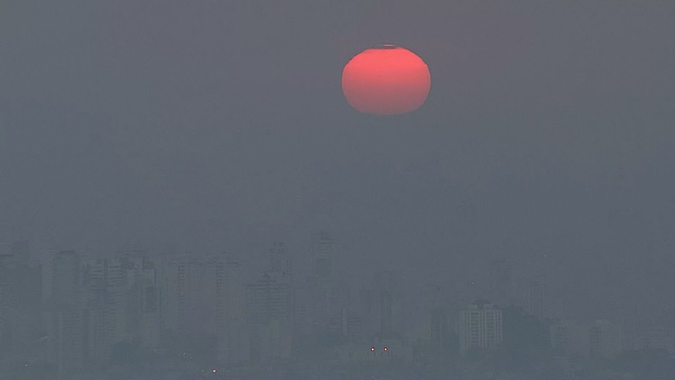 Cidade de SP amanhece coberta por fumaça cinza e moradores relatam cheiro de queimado  — Foto: Reprodução/TV Globo
