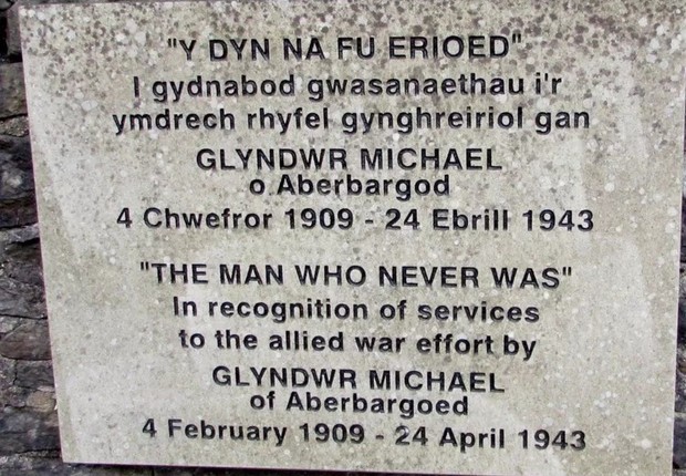 Uma placa comemora Glyndwr Michael como "o homem que nunca foi" em sua cidade natal de Aberbargoed (Foto: JAGGERY/GEOGRAPH via BBC)