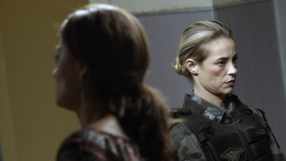 Em 'A Força do Querer', Bibi (Juliana Paes) acusa Jeiza (Paolla Oliveira) de destruir sua vida  — Foto: Globo