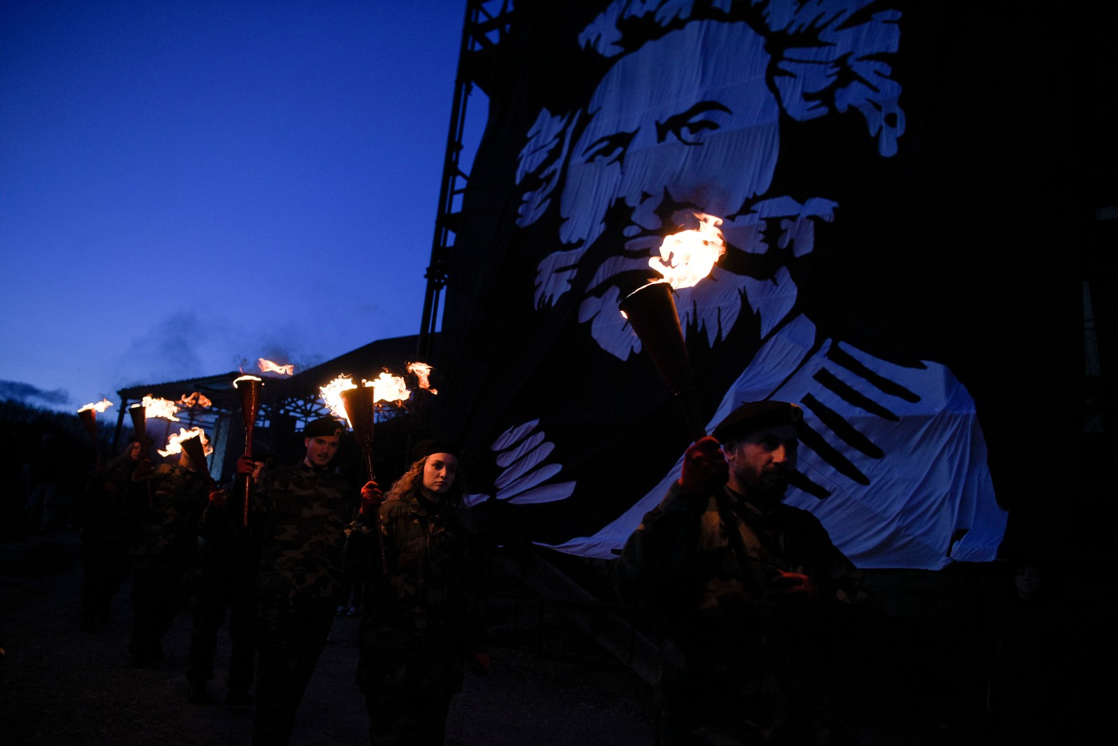 Kosovo albaneses marcham pelo aniversário da morte do membro fundador e comandante separatista do Exército de Libertação do Kosovo, em Prekaz — Foto: ARMEND NIMANI/AFP