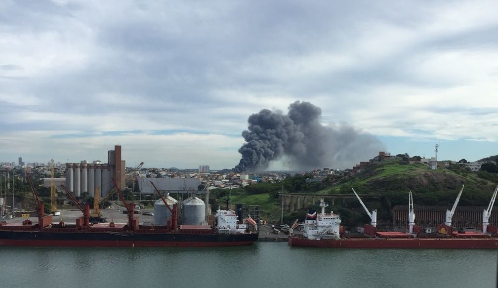 Incêndio em empresa em Vila Velha, Espírito Santo (Foto: VC no ESTV)