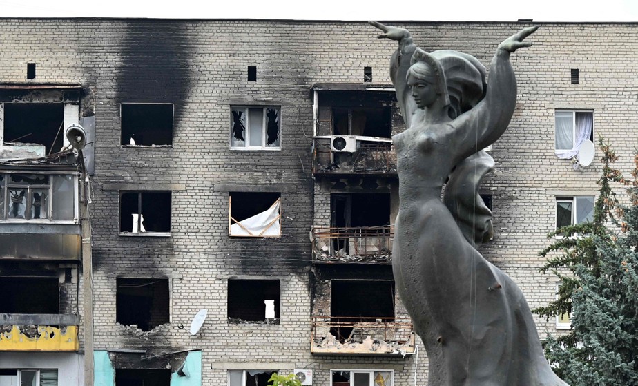 Edifício destruído por fogo de artilharia em Izium, na Ucrânia: invasão russa interrompeu recuperação econômica pós-pandemia e escancarou rivalidade entre potências
