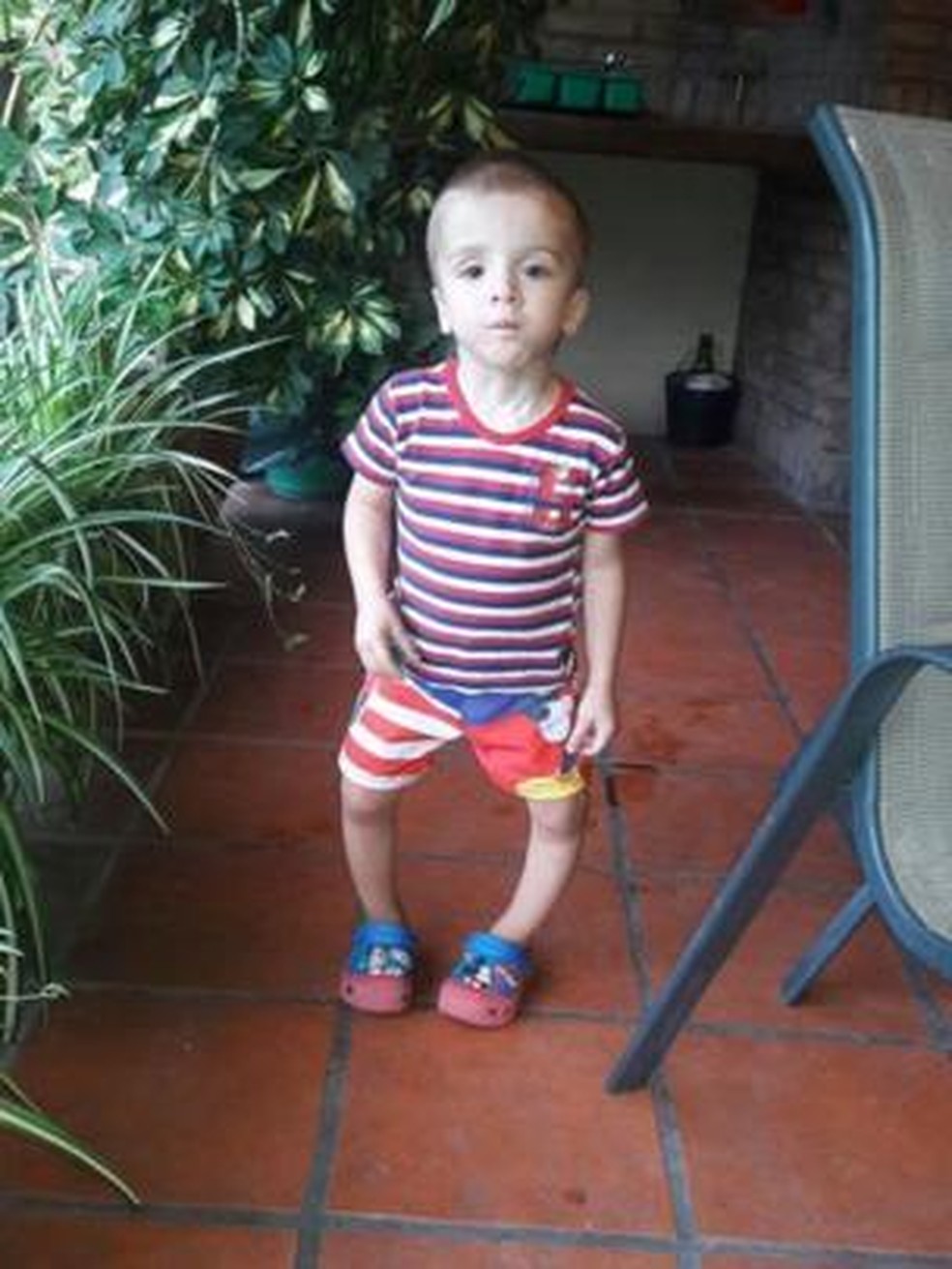 Os pais de Gabi o levaram a um cirurgião ortopédico quando ele tinha um ano e meio porque ele tinha as pernas 
