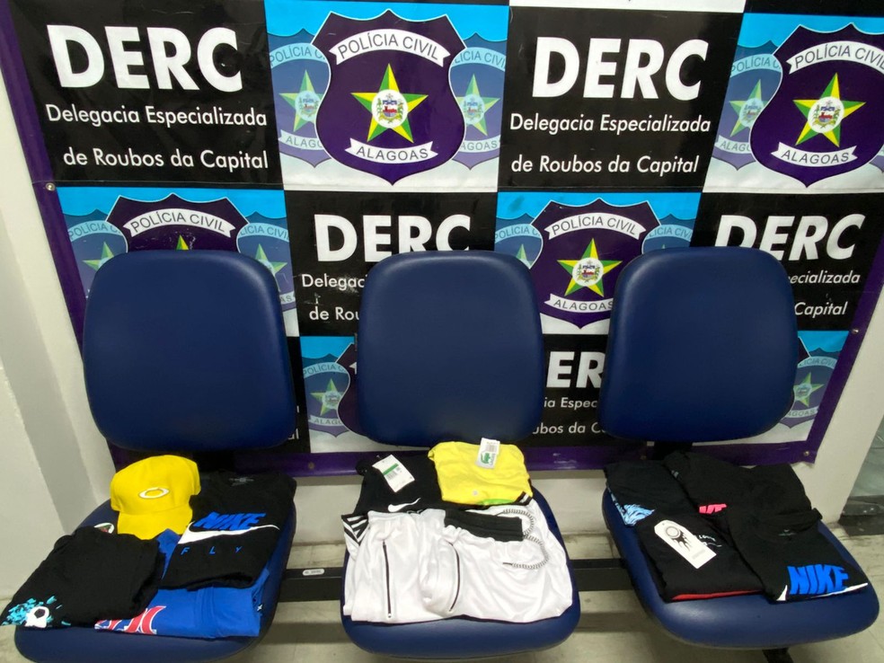 Itens recuperados pela polícia durante prisão de suspeito — Foto: Pc