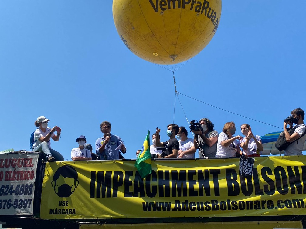 Manifestantes pedem o impeachment do presidente Jair Bolsonaro durante ato em Copacabana na manh&atilde; deste domingo (12) &mdash; Foto: G1 Rio