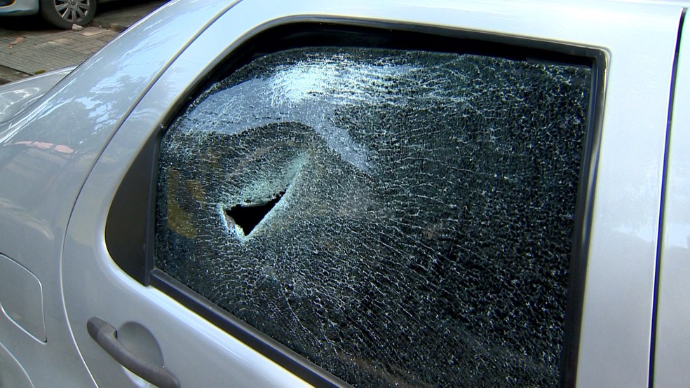 Carro teve o vidro quebrado após briga de casal no Espírito Santo — Foto: Reprodução/ TV Gazeta