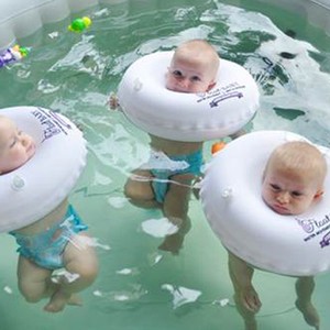 bebês; água; flutuando;  (Foto: Reprodução)
