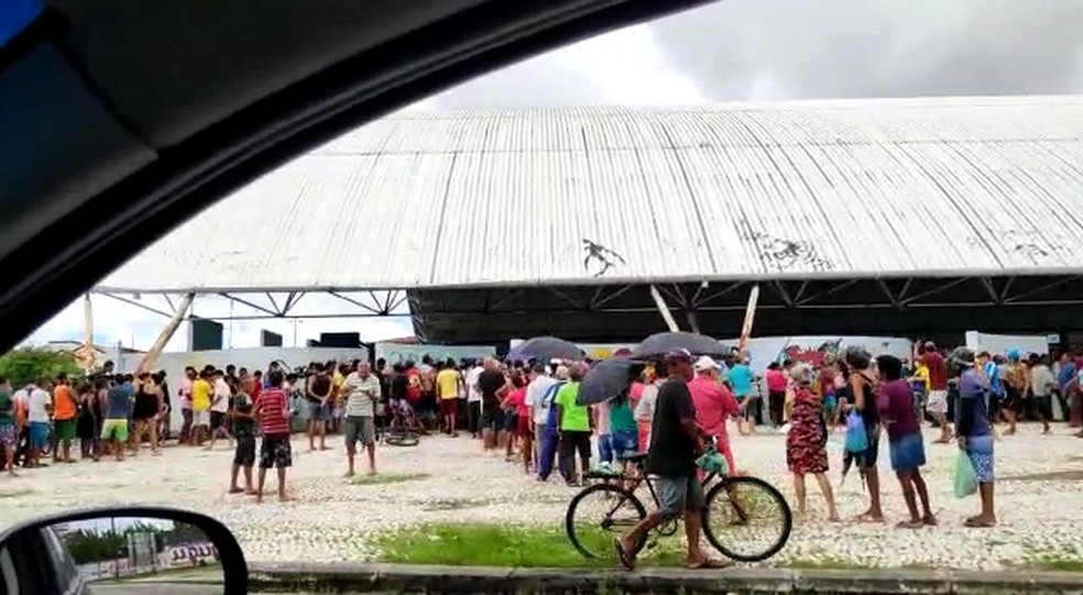 Pessoas se aglomeraram para conseguir almoço — Foto: Reprodução