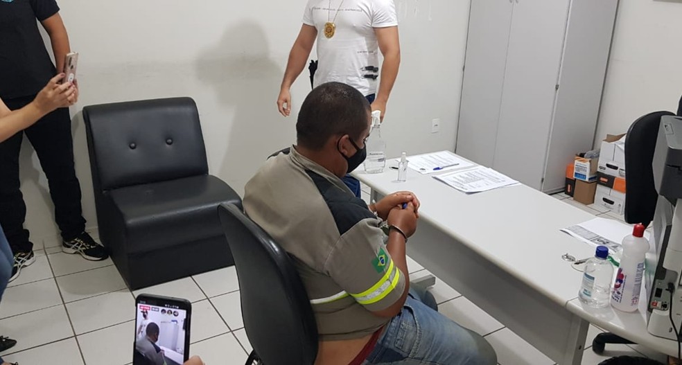 O suspeito Fabrício Buim Arena Belinato na CPJ de Marília, onde chegou pouco depois das 23h desta terça-feira (9)  — Foto: Alcyr Netto/TV TEM