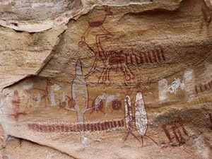 Pinturas rupestres na caverna da Serra da Capivara remonstam cenas de caça dos mais antigos de habitantes (Foto: Pedro Santiago/G1)