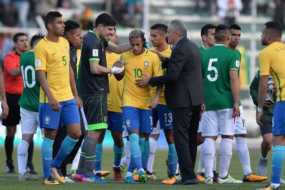 Tite fe questão de falar com Lampe após o jogo. Goleiro ainda ganhou a camisa de Neymar (Foto: Pedro Martins / MoWA Press)