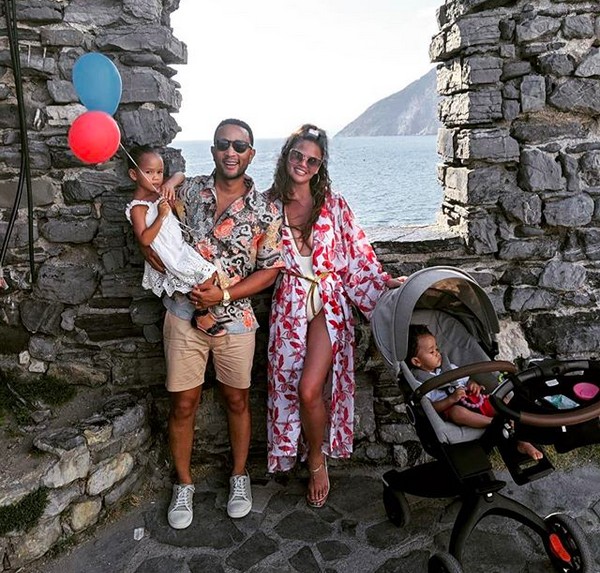 Chrissy Teigen e John Legend de férias na Itália na companhia dos filhos (Foto: Instagram)