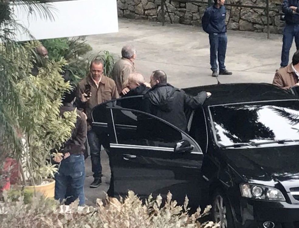 Lula recebeu o carinho de admiradores ao sair do velório do amigo em Santos, SP (Foto: José Claudio Pimentel/G1)