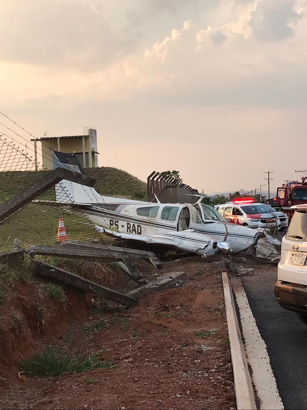 Dois ficam feridos após avião bater contra cerca de aeroporto em Bragança Paulista, SP — Foto: Gustavo Caldeira/ Arquivo pessoal