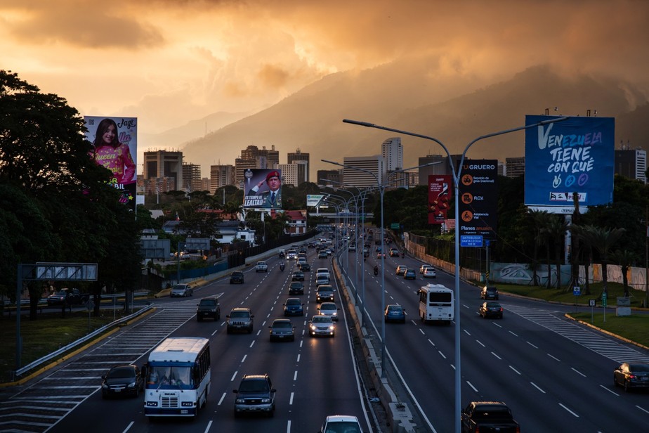 Via expressa Francisco Fajardo, em Caracas, na qual convivem outdoors de grandes marcas e oficiais
