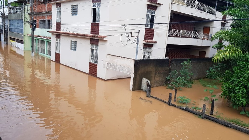 Água invadiu casas e terrenos em Muriaé — Foto: Prefeitura/Divulgação
