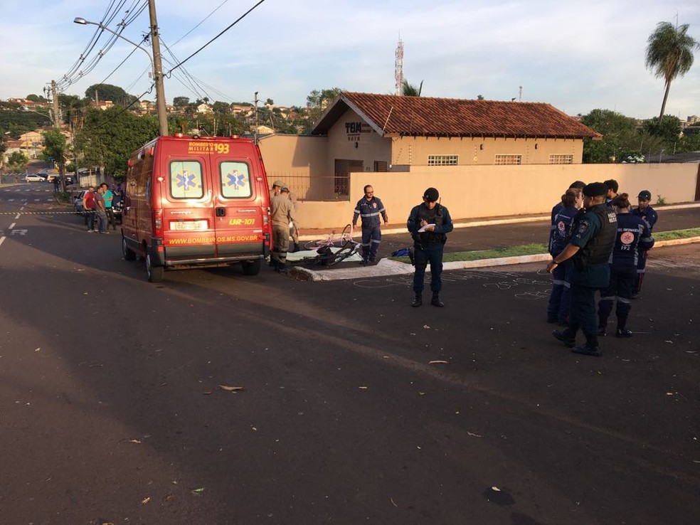 PolÃ­cia, bombeiros e Samu no local do homicÃ­dio (Foto: Osvaldo NÃ³brega/TV Morena)