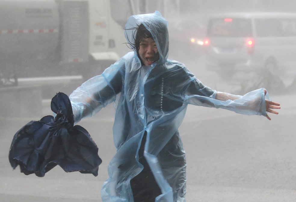 Uma mulher corre na tempestade enquanto o tufão Mangkhut se aproxima em Shenzhen, na China — Foto: REUTERS/Jason Lee