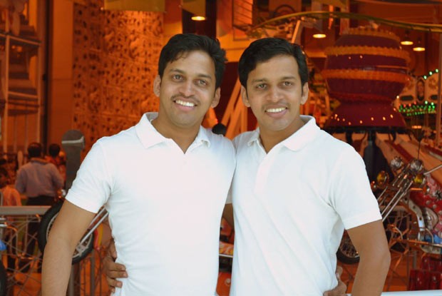 Dinker e Dilraj: inseparáveis desde crianças, eles encontraram namoradas gêmeas em site de encontros (Foto: Reprodução / Facebook)