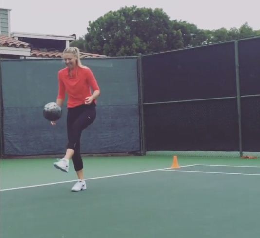 Maria Sharapova: intimidade com a bola nos pés (Foto: Reprodução)