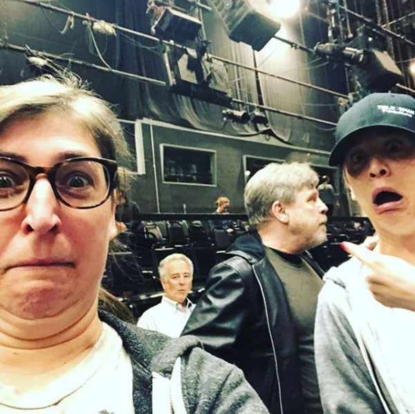 Mayim Bialik e Kelly Cuoco fazem caras e bocas com a presença de Mark Hamill nos bastidores da série (Foto: Reprodução/Instagram)
