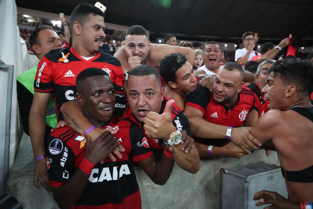 Vinicius comemora classificação com a torcida  (Foto: Gilvan de Souza)